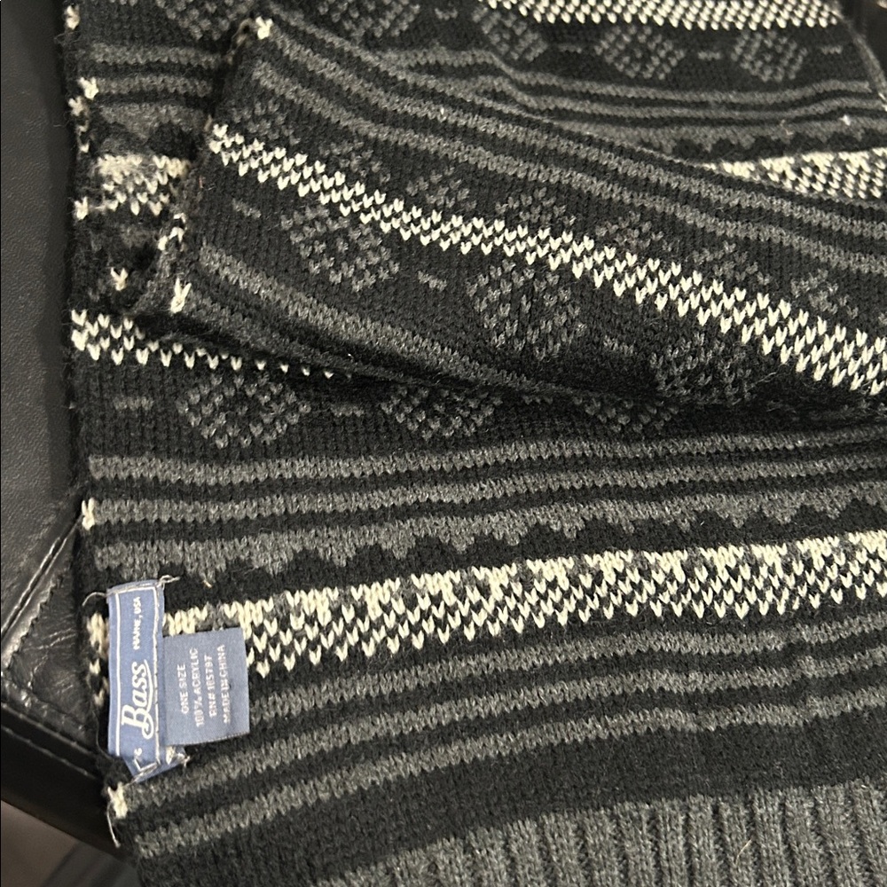 Bass Navy and White Knit Scarf
